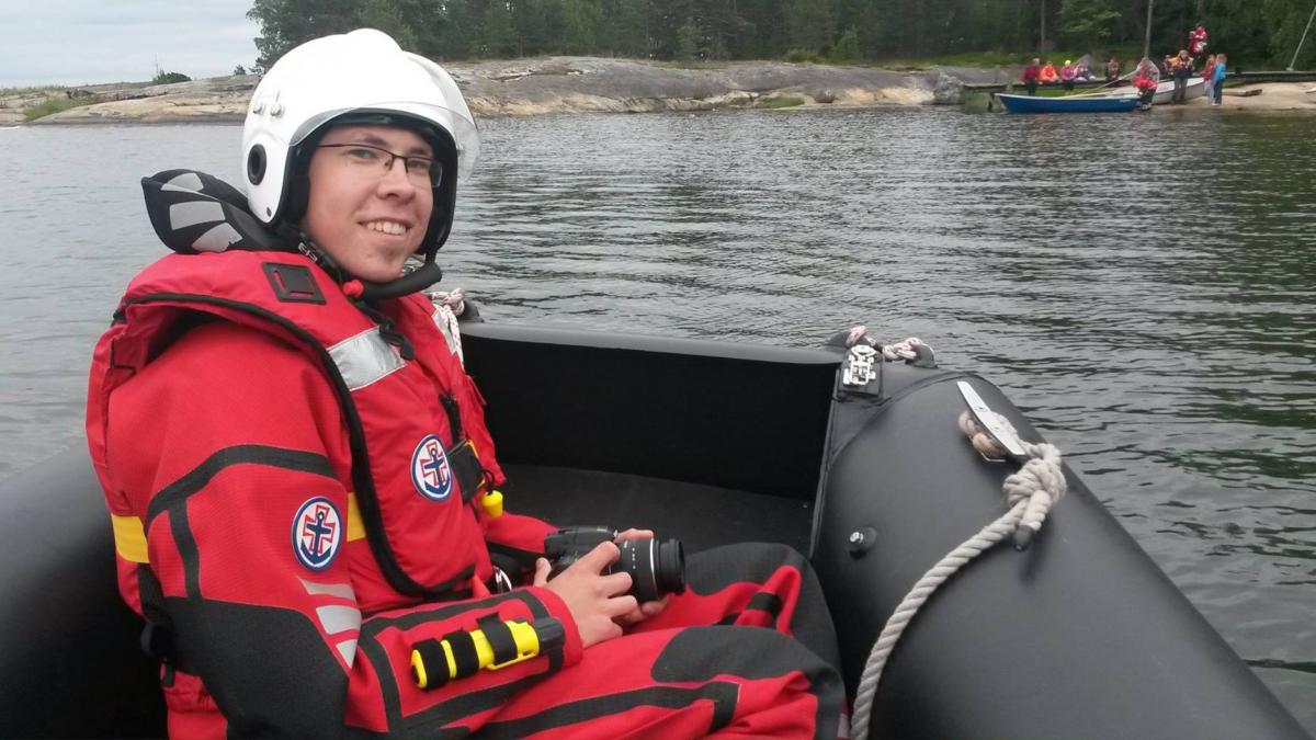 Foto Andreas Hindrén som yträddare och fotograf för sjöräddningen. / Andreas Hindrén pintapelastajana ja kuvaajana meripelastuksessa. Foto: Jussi Lammi